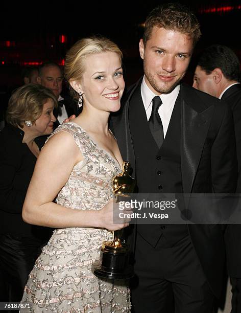 Reese Witherspoon, winner Best Actress in a Leading Role for ?Walk the Line?, and husband Ryan Phillippe