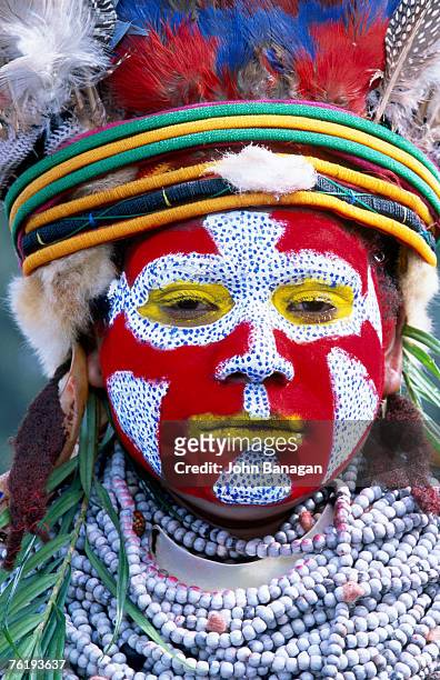 portrait of sing sing group member with face paint, headdress and jewellery, mt hagen cultural show, mt hagen, western highlands, papua new guinea, pacific - mt hagen foto e immagini stock