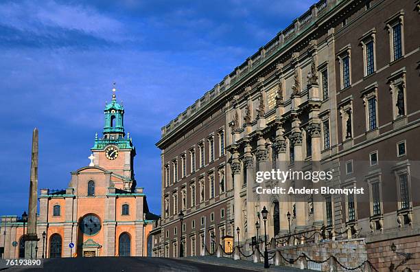 kungliga slottet (royal palace) and storkyrkan from slottsbacken in old stockholm, stockholm, sweden, europe - catedral de estocolmo - fotografias e filmes do acervo