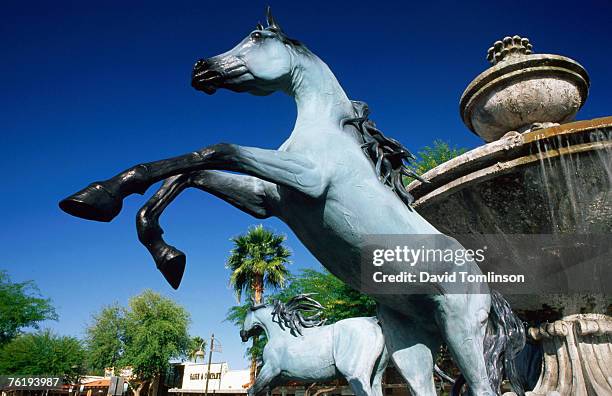 bronze horse fountain in scottsdale, phoenix, arizona, united states of america, north america - scottsdale arizona stock-fotos und bilder