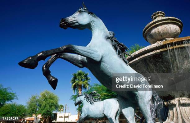 bronze horse fountain in scottsdale, phoenix, arizona, united states of america, north america - scottsdale stockfoto's en -beelden