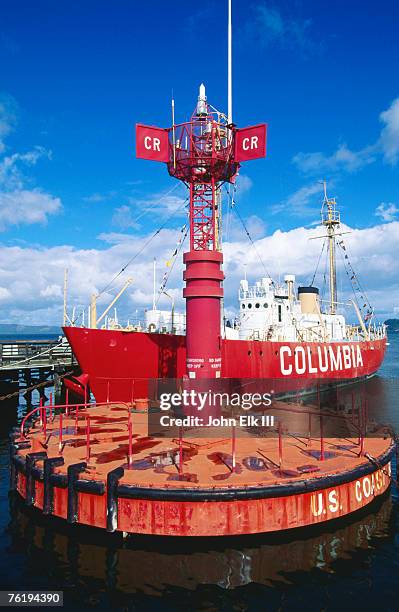 columbia river maritime lighthouse buoy with lightship columbia in background, astoria, oregon, united states of america, north america - astoria oregon stockfoto's en -beelden