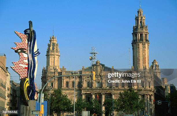 roy lichtenstein sculpture in front of historic building, sea front, barcelona, catalonia, spain, europe - roy litchenstein stock pictures, royalty-free photos & images