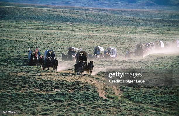 dusty horse carriage trek, mormon pioneer wagon train to utah, near south pass, wyoming, united states of america, north america - モルモン教 ストックフォトと画像