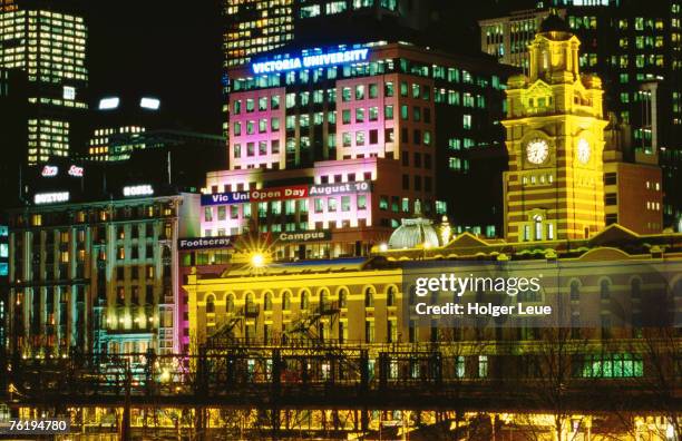 flinders street station and other city buildings illuminated at night, melbourne, victoria, australia, australasia - arts centre melbourne foto e immagini stock