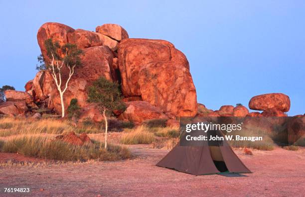 tent in front of rock formation, devil's marbles conservation reserve, northern territory, australia, australasia - camp site stock-fotos und bilder