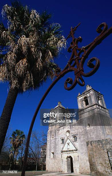 mission conception (1755) viewed through wrought iron gate, san antonio mission nh park, san antonio, texas, united states of america, north america - new hampshire v texas stock pictures, royalty-free photos & images