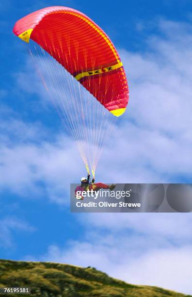 paraglider in mid-air, mt aspiring, south island, otago, new zealand, australasia - paracadutista foto e immagini stock