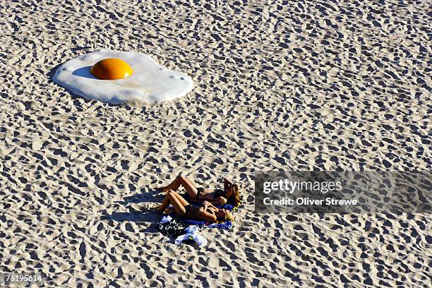 large egg on tamarama beach, part of an exhibtion called sculpture by the sea, tamarama beach. - bronzage humour photos et images de collection