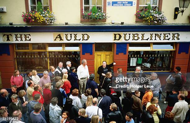 irish music pub crawl, the auld dubliner, temple bar. - pub crawl stock pictures, royalty-free photos & images