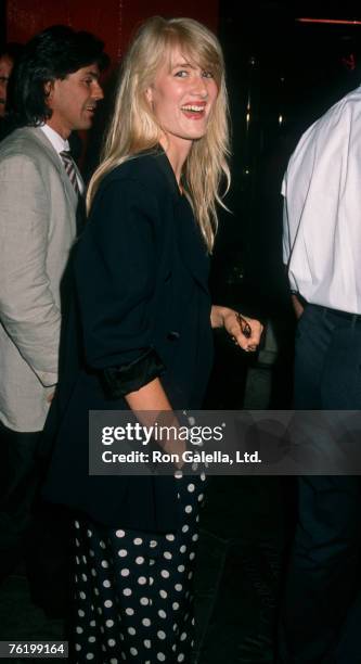 Actress Laura Dern attending the premiere of "Flatliners" on August 6, 1990 at Mann Chinese Theater in Hollywood, California.