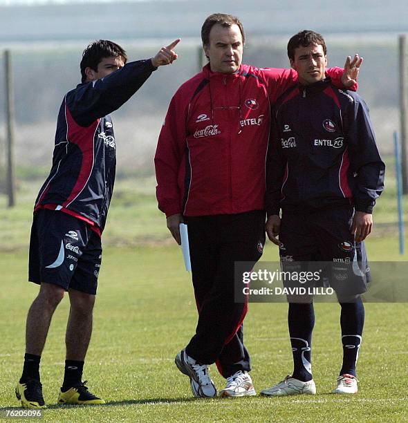 Argentine Marcelo Bielsa , coach of the Chilean national football team, speaks with his players during a training session in Santiago, 21 August...