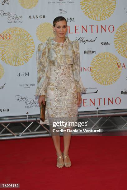 Sarah Jessica Parker arrives at the Ara Pacis for Valentino's Exhibition opening on July 6, 2007 in Rome, Italy.