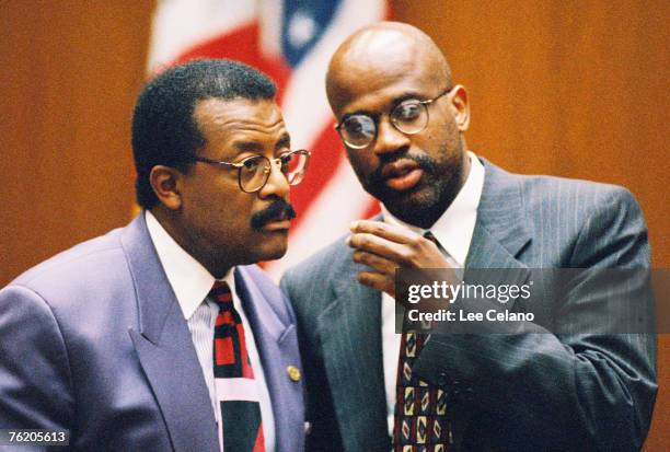 Defense attorney Johnnie Cochran and deputy district attorney Christopher Darden confer during testimony in the O.J. Simpson murder trial on June 15,...