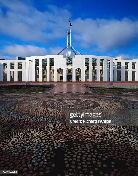 parliament house with mosaic in foreground, canberra, australian capital territory (act), australia, australasia - parlementsgebouw stockfoto's en -beelden