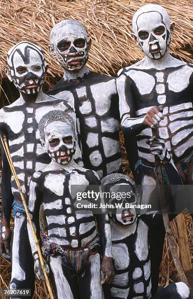 sing sing group members with skeleton-like body paint, mt hagen cultural show, mt hagen, western highlands, papua new guinea, pacific - mt hagen stock pictures, royalty-free photos & images