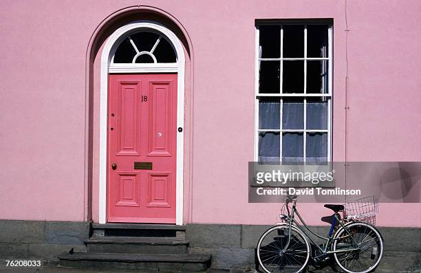bicycle leaning against pink house, oxford, oxfordshire, england, united kingdom, europe - house door stock pictures, royalty-free photos & images