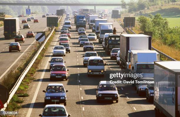 traffic congestion on the m25 motorway, surrey, england, united kingdom, europe - tráfico fotografías e imágenes de stock