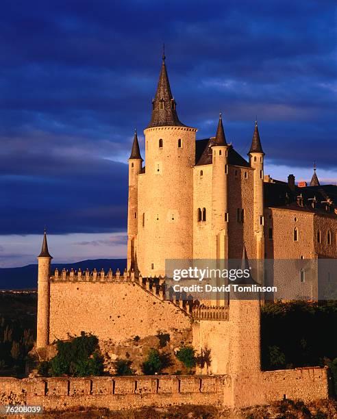 alcazar at dusk, segovia, castilla-y leon, spain, europe - alcazar castle stock pictures, royalty-free photos & images