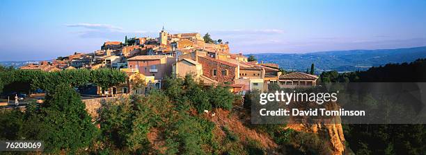 village of rousillon at sunrise, roussillon, provence-alpes-cote d'azur, france, europe - provence alpes cote dazur ストックフォトと画像