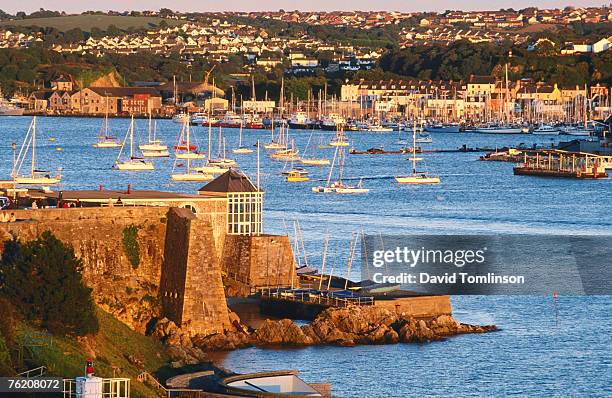 entrance to sutton harbour at sunset, plymouth, england, united kingdom, europe - plymouth stockfoto's en -beelden