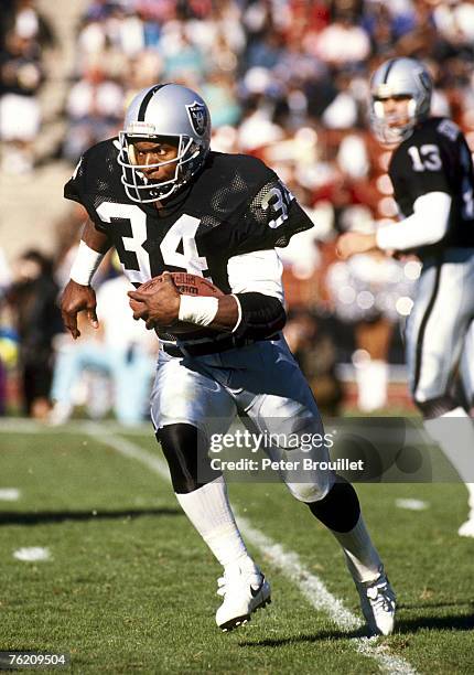 Los Angeles Raiders running back Bo Jackson carrying the ball to the left in the Raiders 24-7 victory over the Bengals on December 16, 1990 at the...