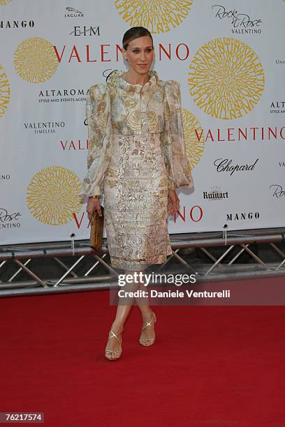 Sarah Jessica Parker arrives at the Ara Pacis for Valentino's Exhibition opening on July 6, 2007 in Rome, Italy.