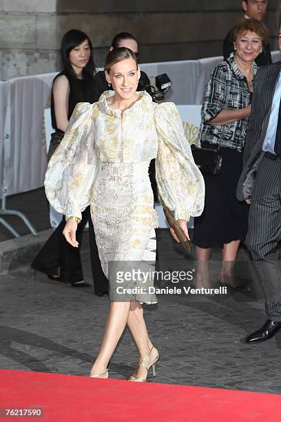 Sarah Jessica Parker arrives at the Ara Pacis for Valentino's Exhibition opening on July 6, 2007 in Rome, Italy.