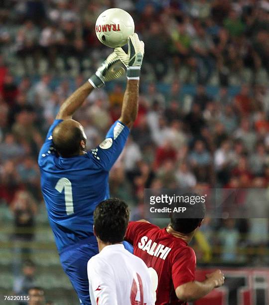 Albania's Hamdi Salihi vies with Malta's goalkeeper Mario Muscat , during a friendly football match, 22 August 2007 in Tirana. AFP PHOTO / GENT...