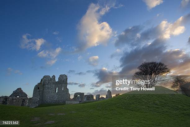 ogmore castle, glamorgan, wales, uk - tony howell stock pictures, royalty-free photos & images