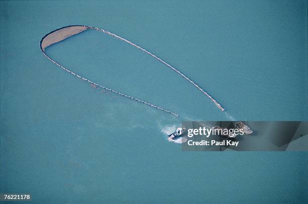 boats removing oil after the sea empress disaster. tenby, pembrokeshire, south wales, uk - limpeza ambiental imagens e fotografias de stock