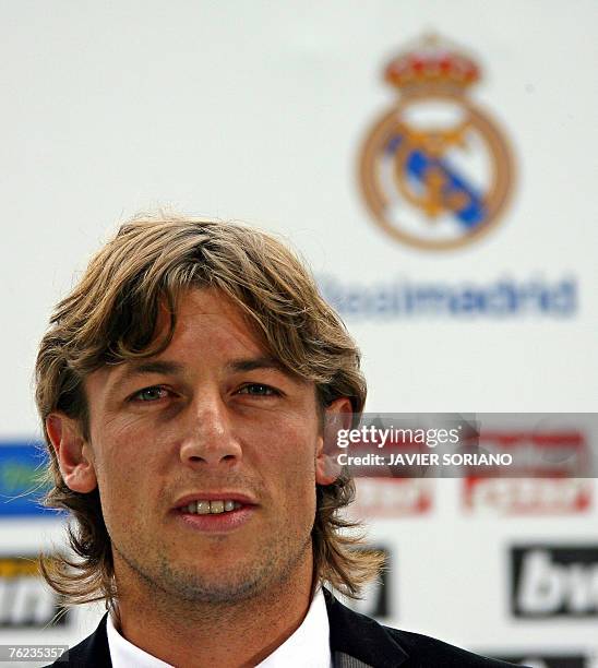 New Real Madrid football player Argentine's Gabriel Heinze poses during his presentation at Santiago Bernabeu stadium in Madrid, 23 August 2007. Real...