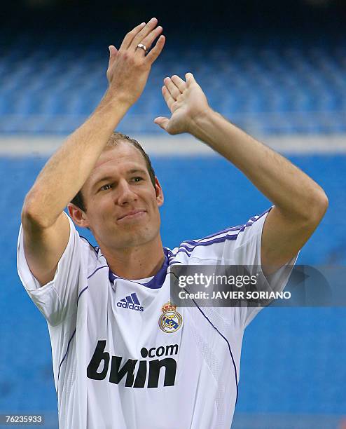 New Real Madrid football player Arjen Robben of the Netherlands claps 23 August 2007 during his presentation at Santiago Bernabeu stadium in Madrid....