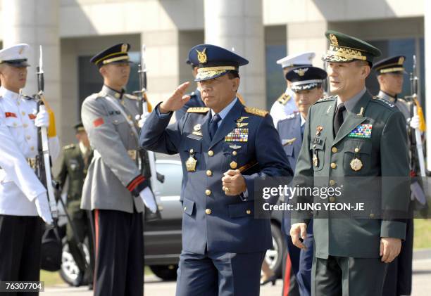 Indonesian Air Chief Marshal Djoko Suyanto , commander-in-chief of Indonesia's National Armed Forces, reviews a honor guard with Kim Kwan-Jin ,...