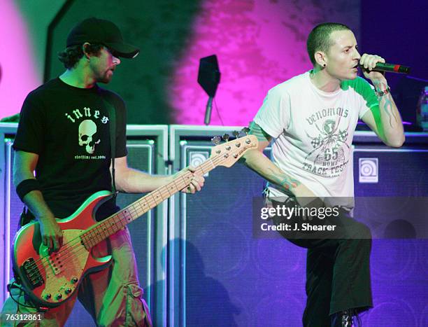 Chester Bennington and Dave "Phoenix" Farrell of Linkin Park