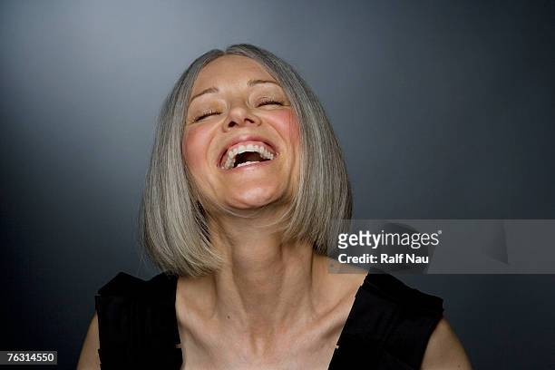mature woman laughing, eyes closed, close-up - cabeça para trás - fotografias e filmes do acervo