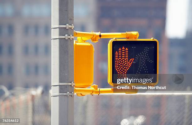 do not cross sign on traffic lights, close-up - pedestrian crossing light stock pictures, royalty-free photos & images