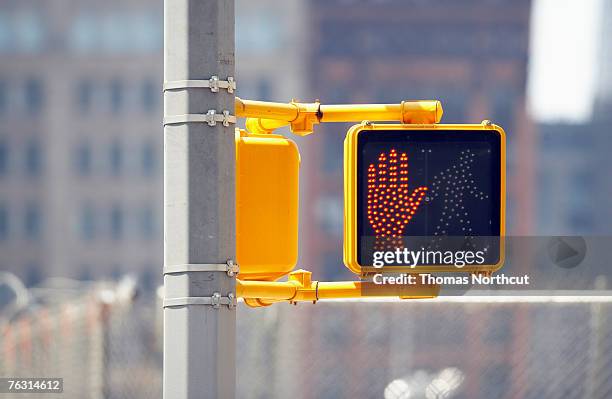 do not cross sign on traffic lights, close-up - sinal de peão imagens e fotografias de stock