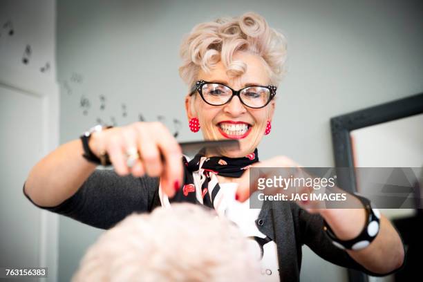 woman working in hair salon - offbeat imagens e fotografias de stock