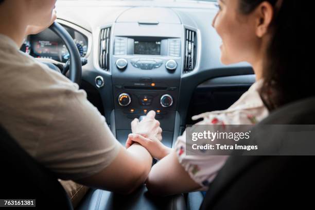 new york, brooklyn, couple in car, her hand on his arm - levier de vitesse photos et images de collection