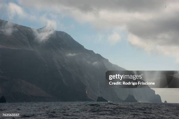 aggressive coast line and cliffs, guadalupe island, mexico - île de guadalupe photos et images de collection