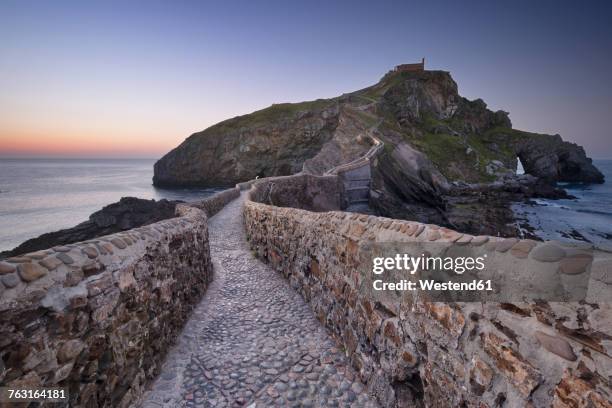 spain, basque country, san juan de gaztelugatxe hermitage at dusk - gaztelugatxe fotografías e imágenes de stock
