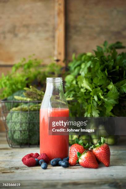 fresh juice in bottle - johner images bildbanksfoton och bilder