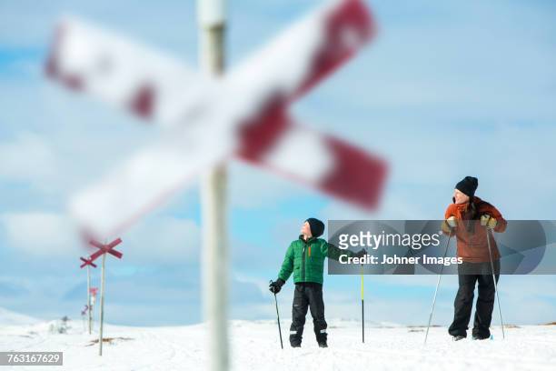 mother with son skiing - jamtland stockfoto's en -beelden