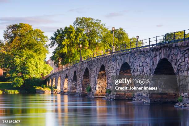 stone bridge - karlstad imagens e fotografias de stock