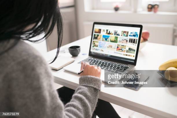 woman using laptop - direttore artistico foto e immagini stock