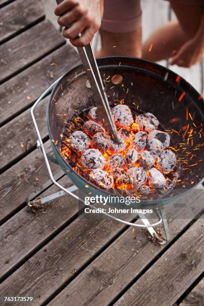 preparing charcoal in grill - tizzone foto e immagini stock