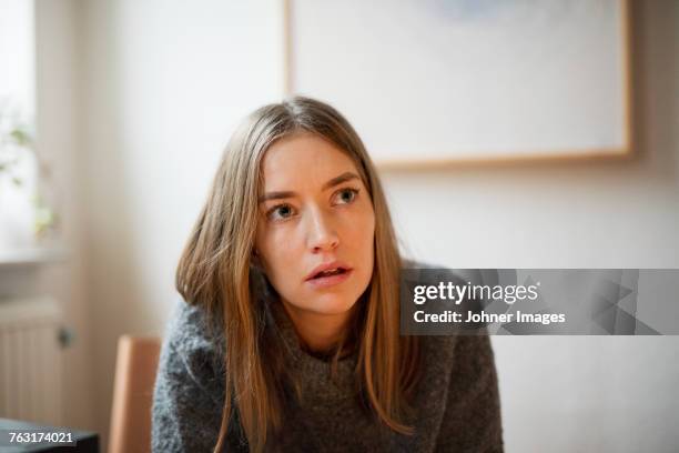 young woman looking away - sem palavras imagens e fotografias de stock