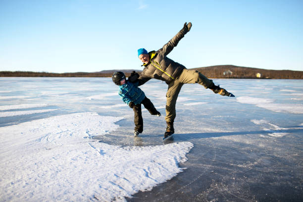 https://media.gettyimages.com/id/763174611/fr/photo/father-with-son-ice-skating-on-frozen-lake.jpg?s=612x612&w=0&k=20&c=wjHmjlSuD6b8329obxEOKpCb2YGXAlkgXYRM1DesVEE=