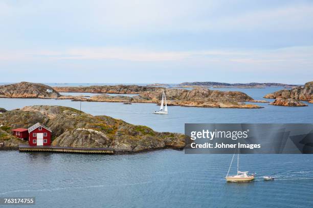 sea coastline and boats - archipelago sweden stock pictures, royalty-free photos & images